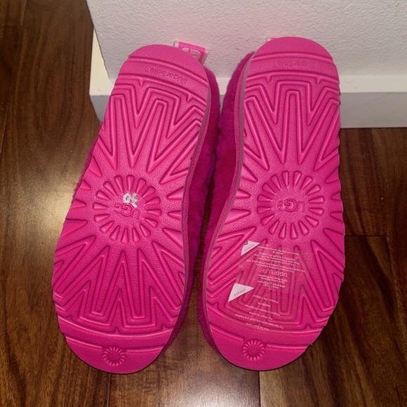 NWOT - Pink Fluffy Ugg Mini Slipper Booties - Picture 3 of 3